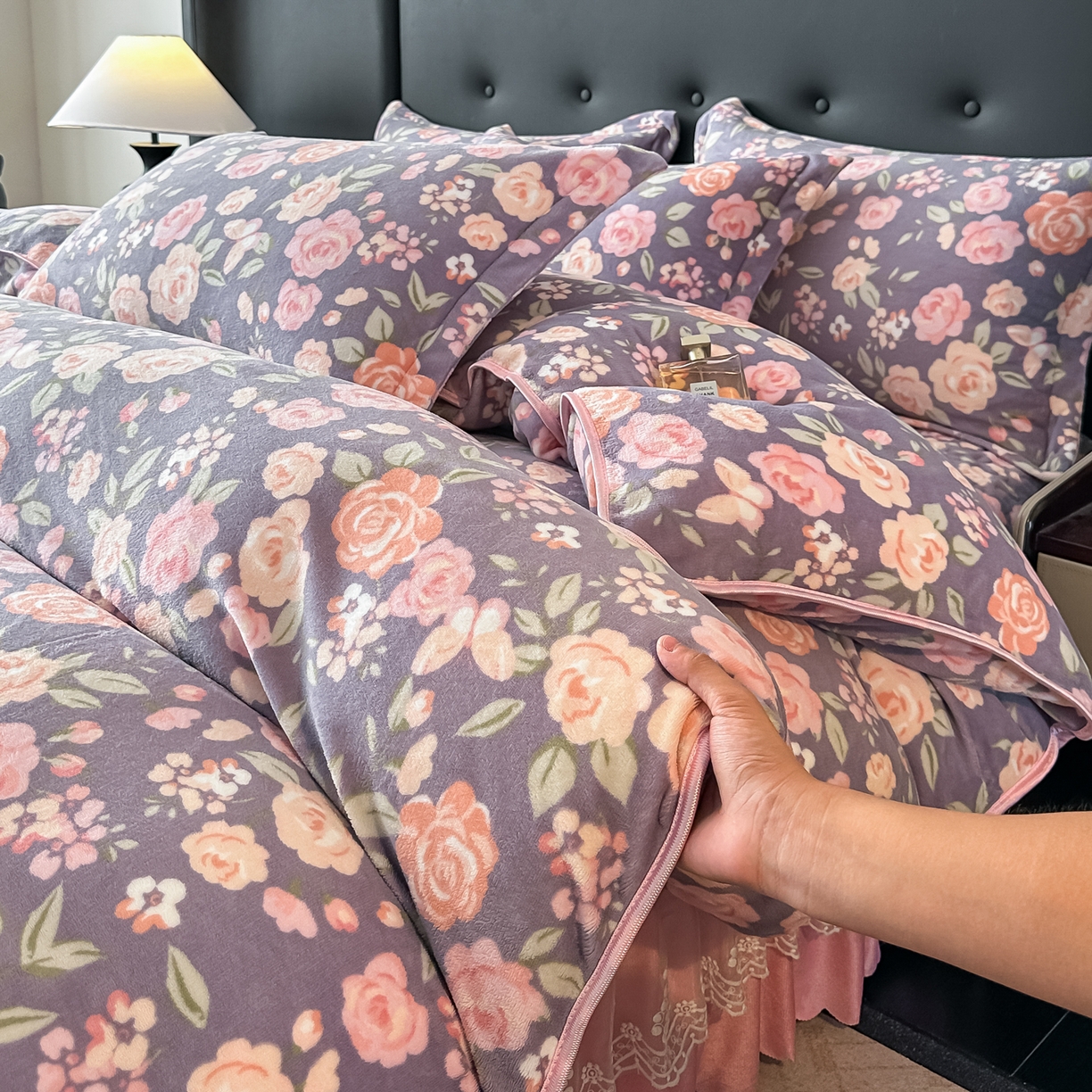 91家纺网 家纺一手货源 找家纺 栩裕纺织 2025新款加厚牛奶绒床盖四件套 紫色物语