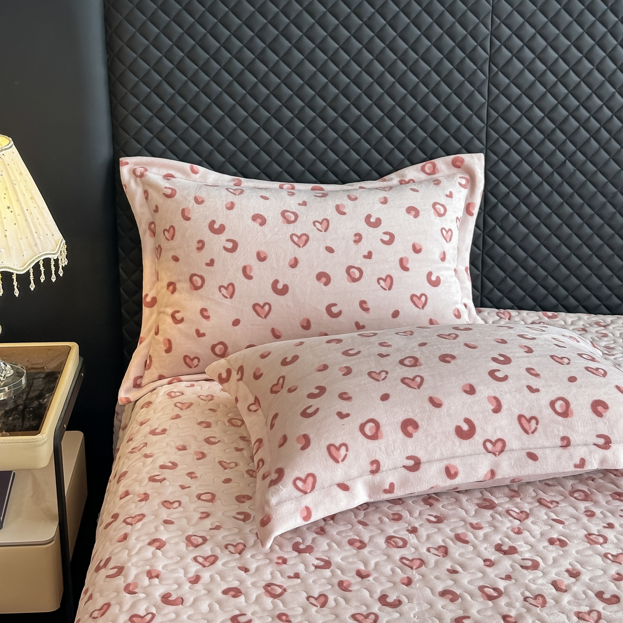 91家纺网 家纺一手货源 找家纺 凤杰家纺 2025新款加厚牛奶绒床盖四件套 爱心满满