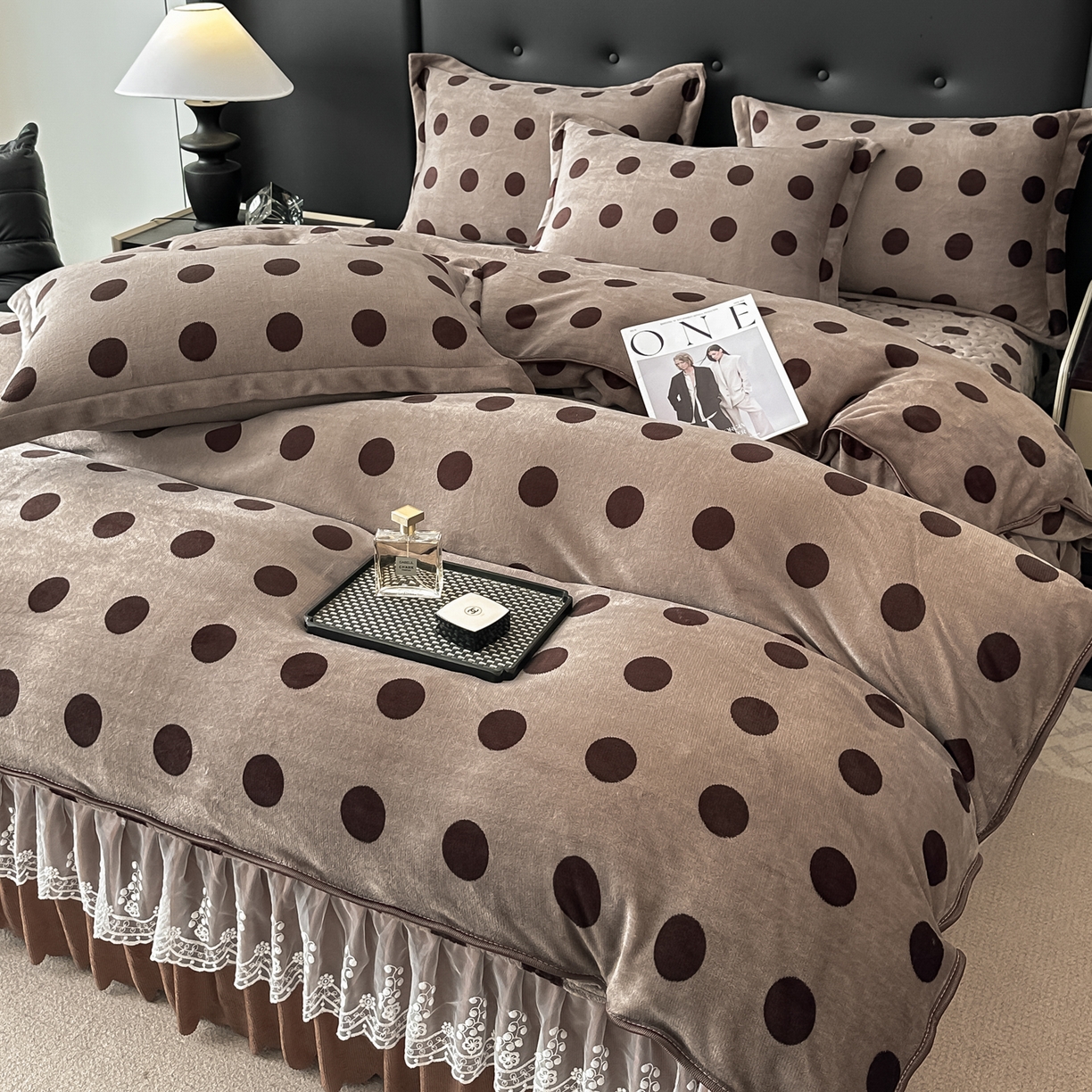 91家纺网 家纺一手货源 找家纺 凤杰家纺 2025新款加厚牛奶绒床盖四件套 波点咖