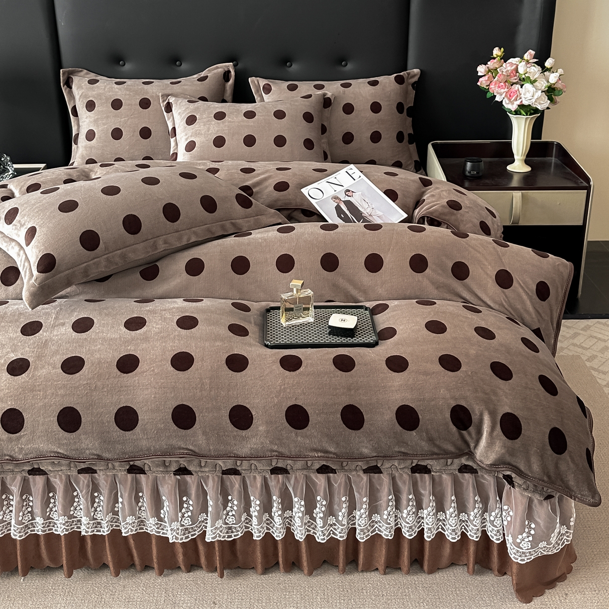 91家纺网 家纺一手货源 找家纺 凤杰家纺 2025新款加厚牛奶绒床盖四件套 波点咖