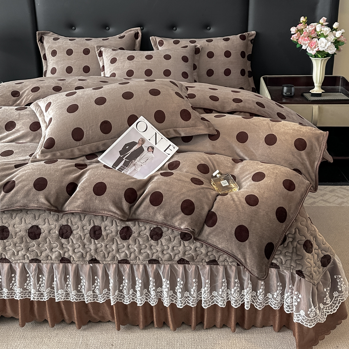 91家纺网 家纺一手货源 找家纺 凤杰家纺 2025新款加厚牛奶绒床盖四件套 波点咖