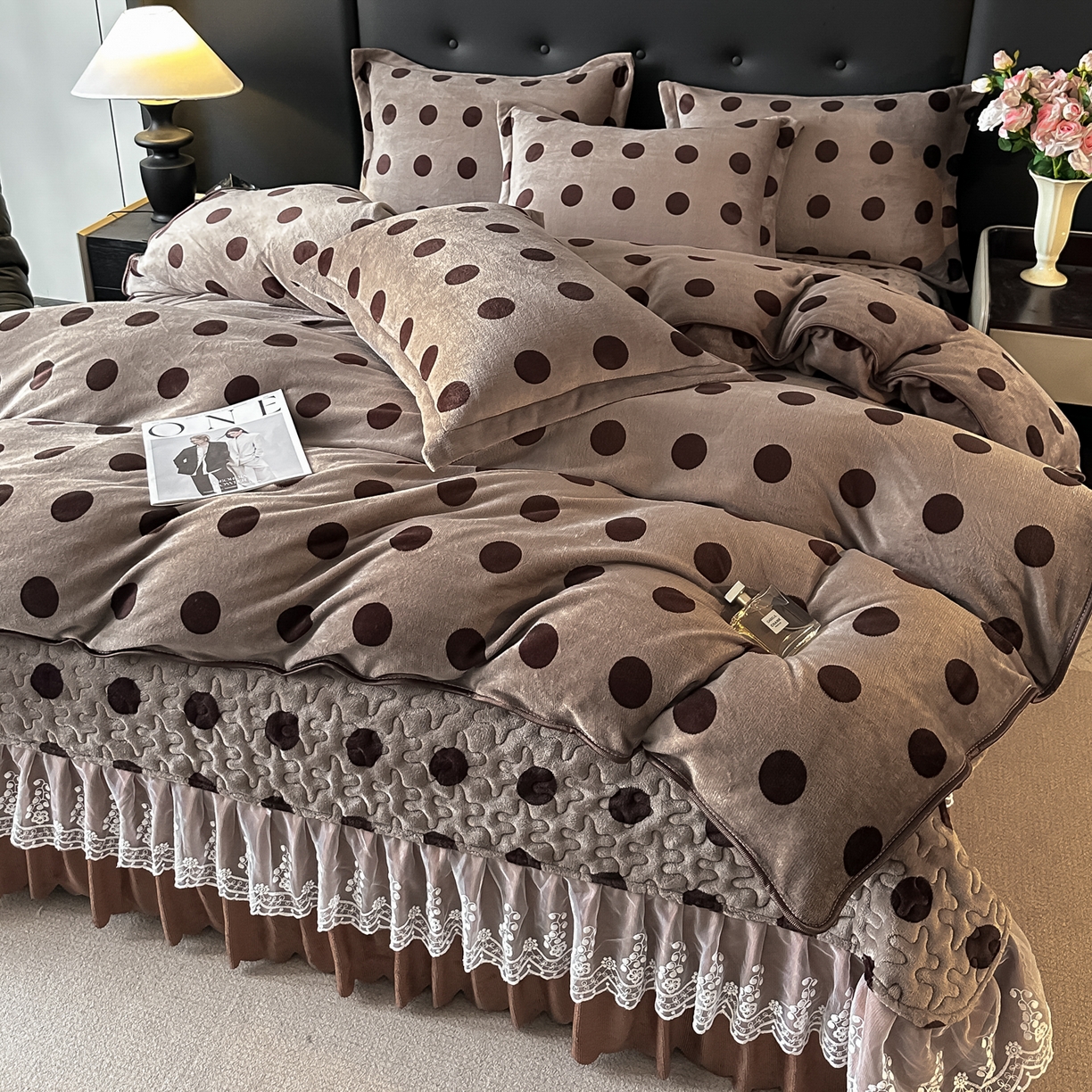 91家纺网 家纺一手货源 找家纺 凤杰家纺 2025新款加厚牛奶绒床盖四件套 波点咖