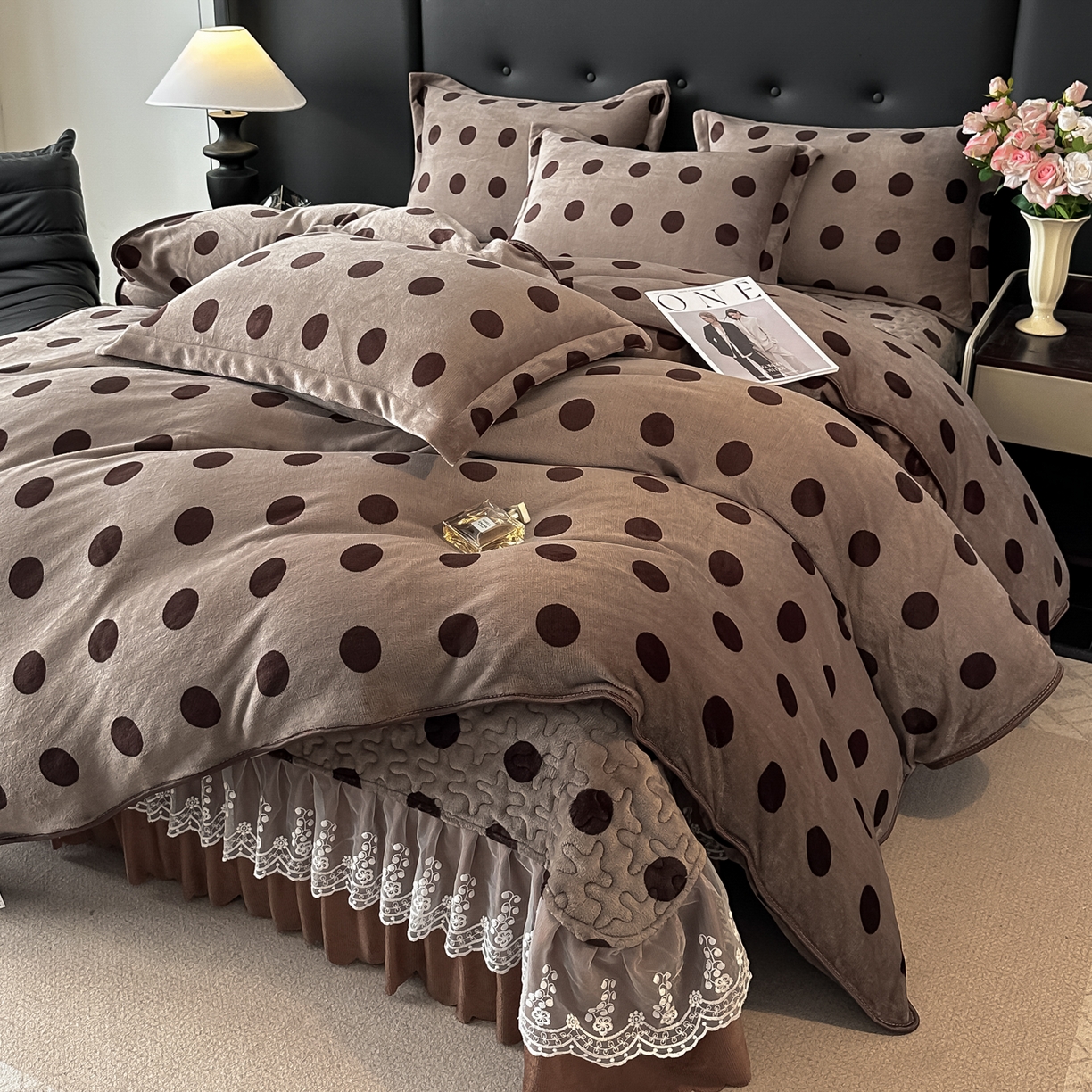 91家纺网 家纺一手货源 找家纺 凤杰家纺 2025新款加厚牛奶绒床盖四件套 波点咖