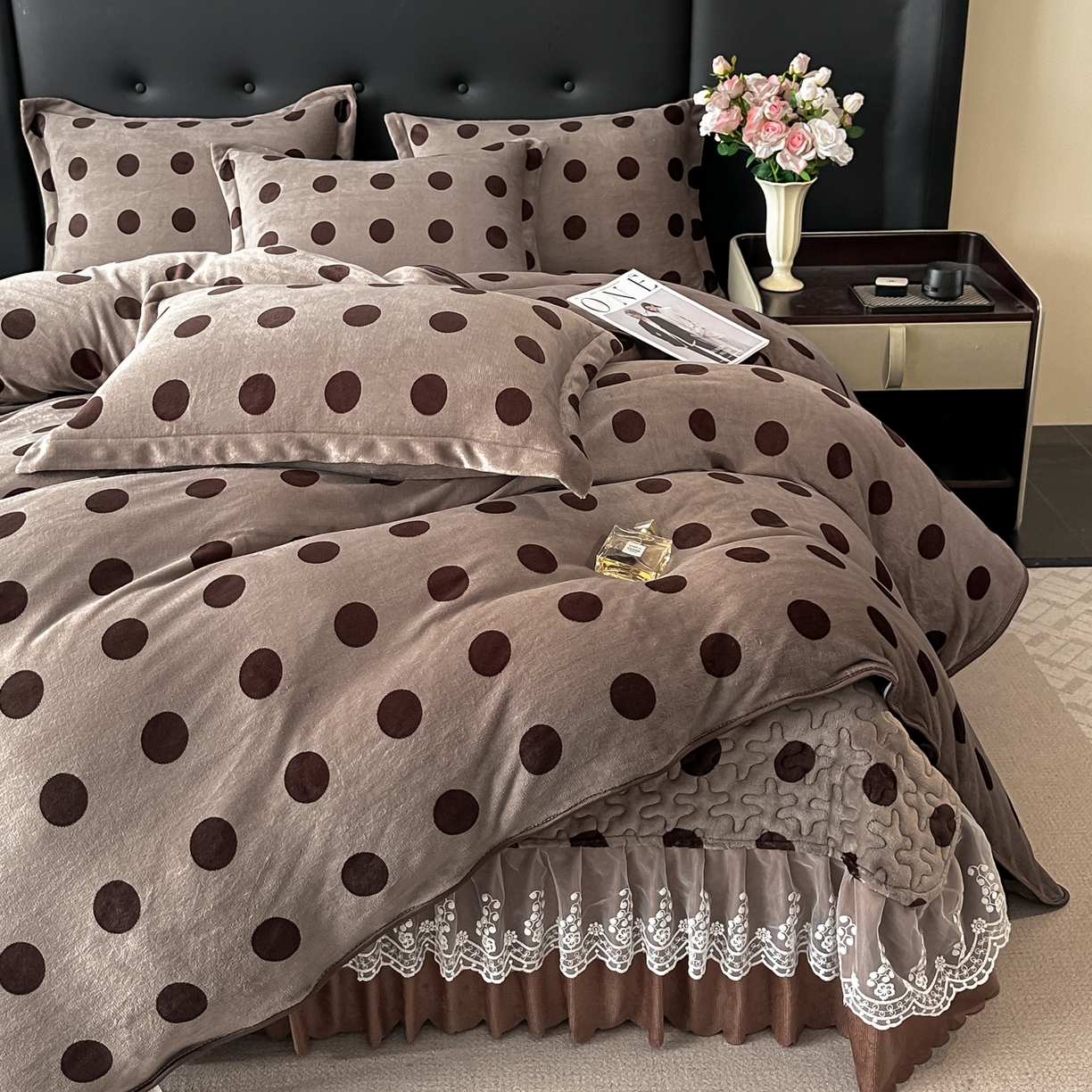 91家纺网 家纺一手货源 找家纺 凤杰家纺 2025新款加厚牛奶绒床盖四件套 波点咖