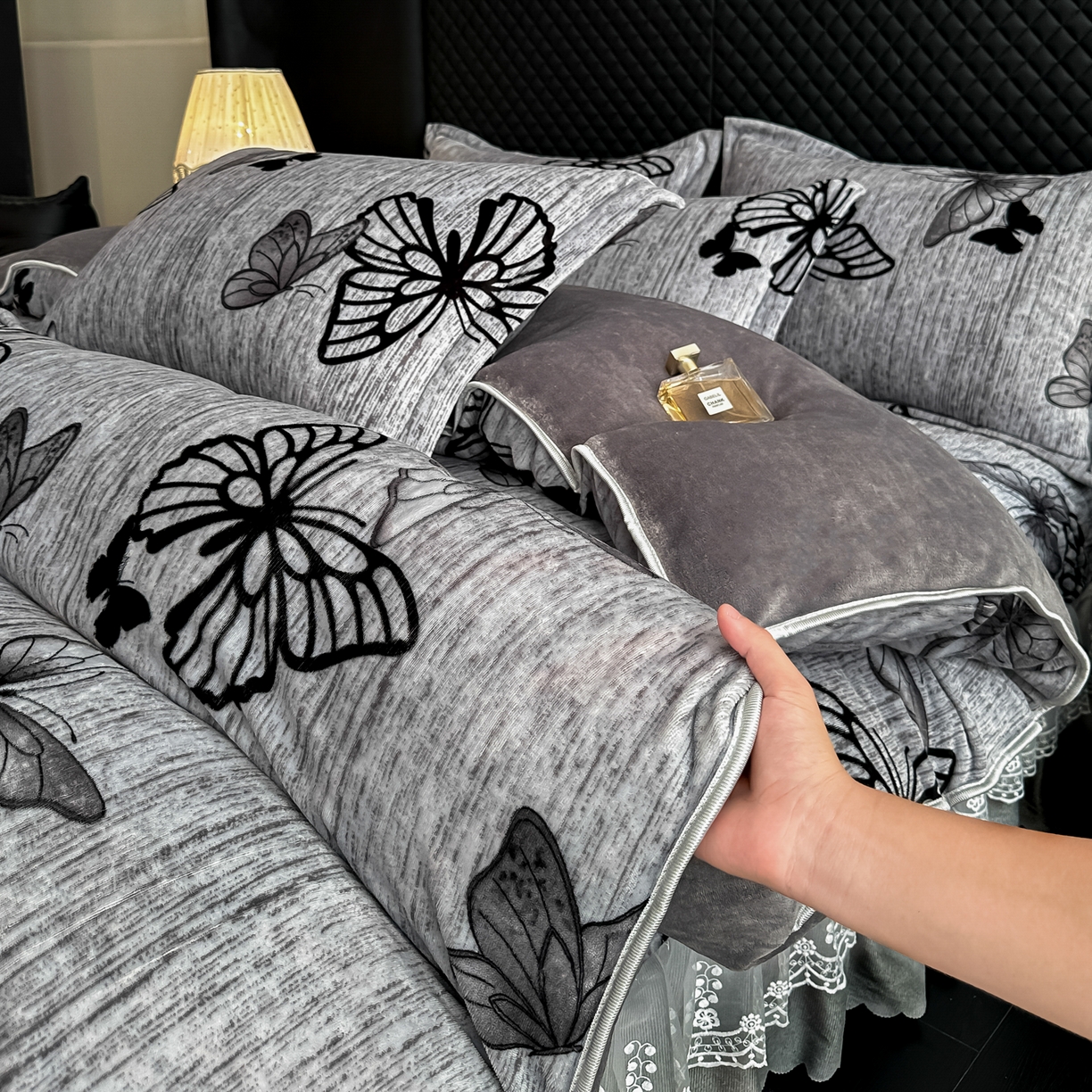 91家纺网 家纺一手货源 找家纺 凤杰家纺 2025新款加厚牛奶绒床盖四件套 蝶舞飞影