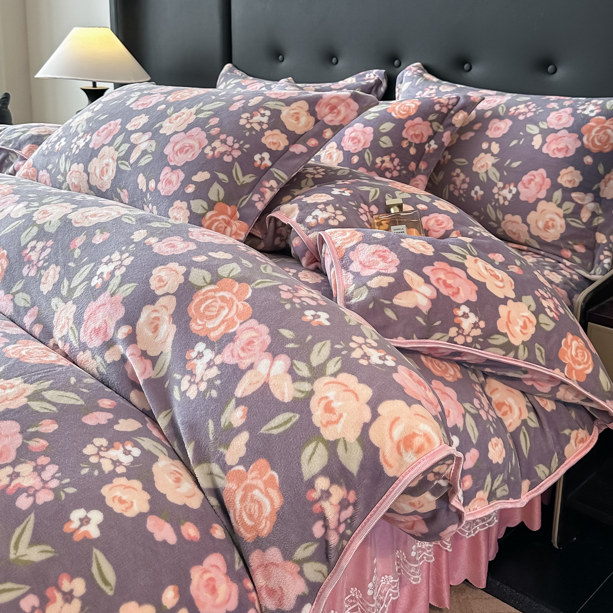 91家纺网 家纺一手货源 找家纺 凤杰家纺 2025新款加厚牛奶绒床盖四件套 紫色物语