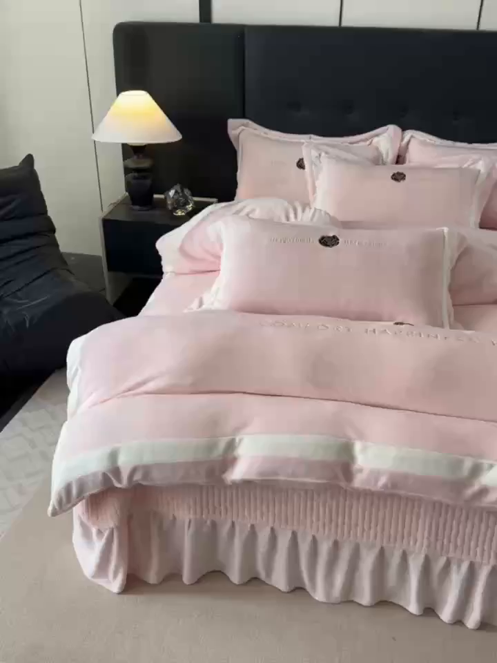 91家纺网 家纺一手货源 找家纺 （总）富米莱（原臻工厂） 2025新品热卖双拼刺锈牛奶绒床盖四件套拼角纯色