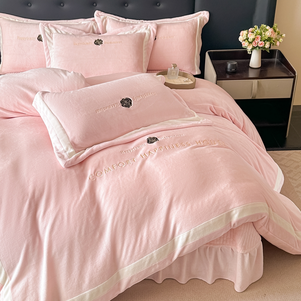 91家纺网 家纺一手货源 找家纺 （总）富米莱（原臻工厂） 2025新品热卖双拼刺锈牛奶绒床盖四件套拼角纯色