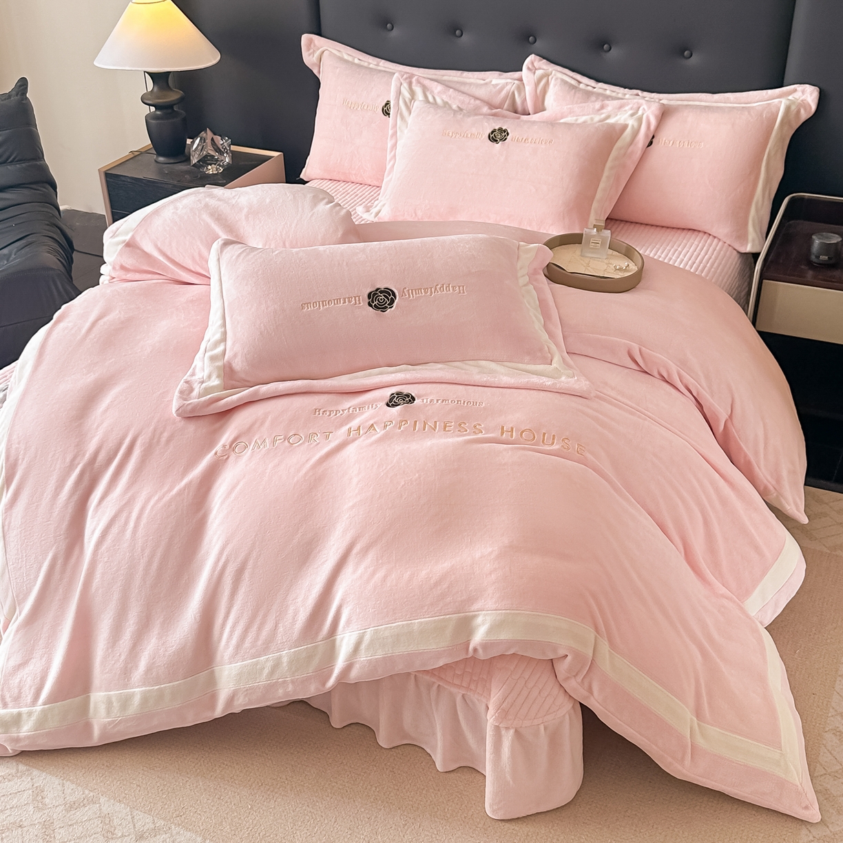 91家纺网 家纺一手货源 找家纺 （总）富米莱（原臻工厂） 2025新品热卖双拼刺锈牛奶绒床盖四件套拼角纯色