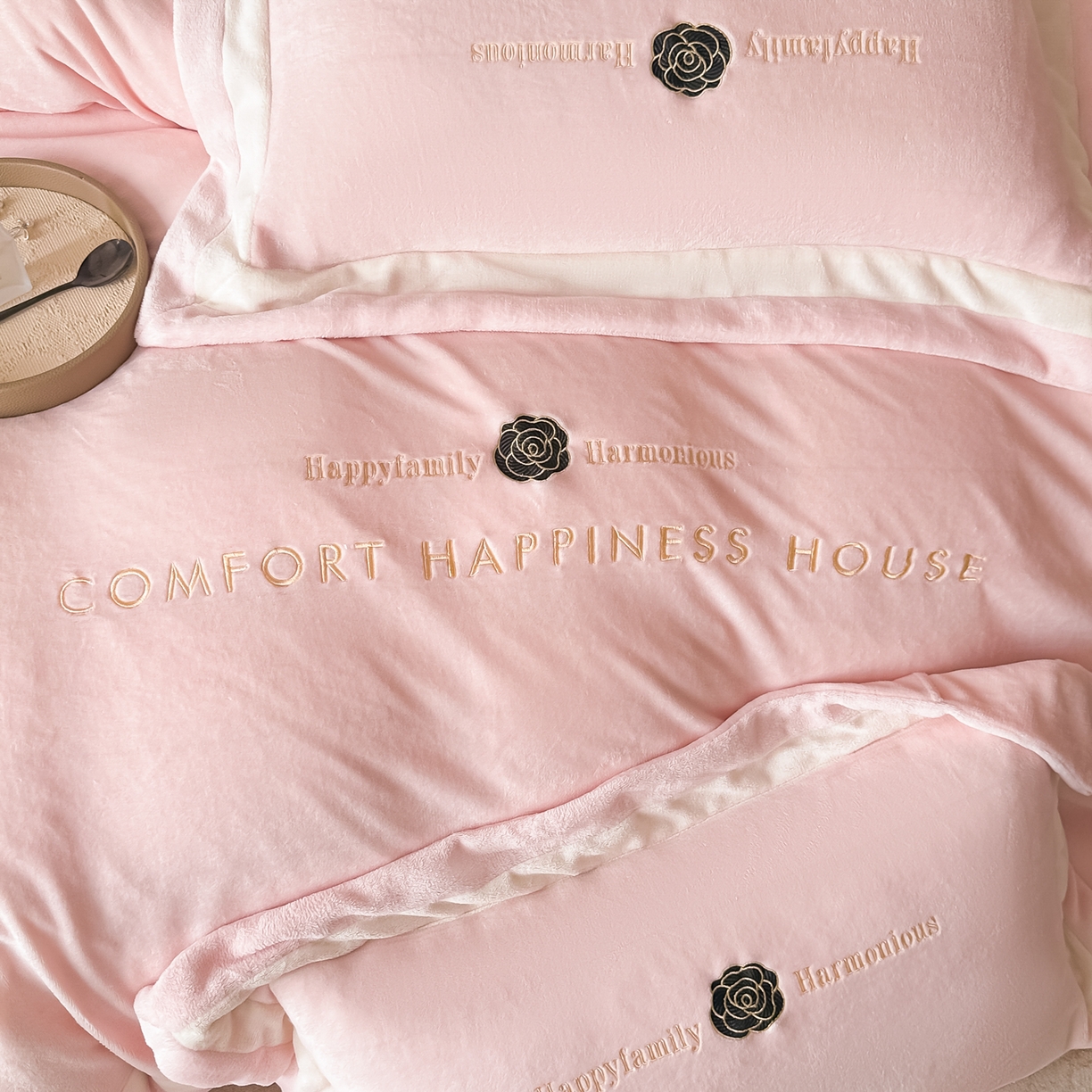 91家纺网 家纺一手货源 找家纺 （总）富米莱（原臻工厂） 2025新品热卖双拼刺锈牛奶绒床盖四件套拼角纯色