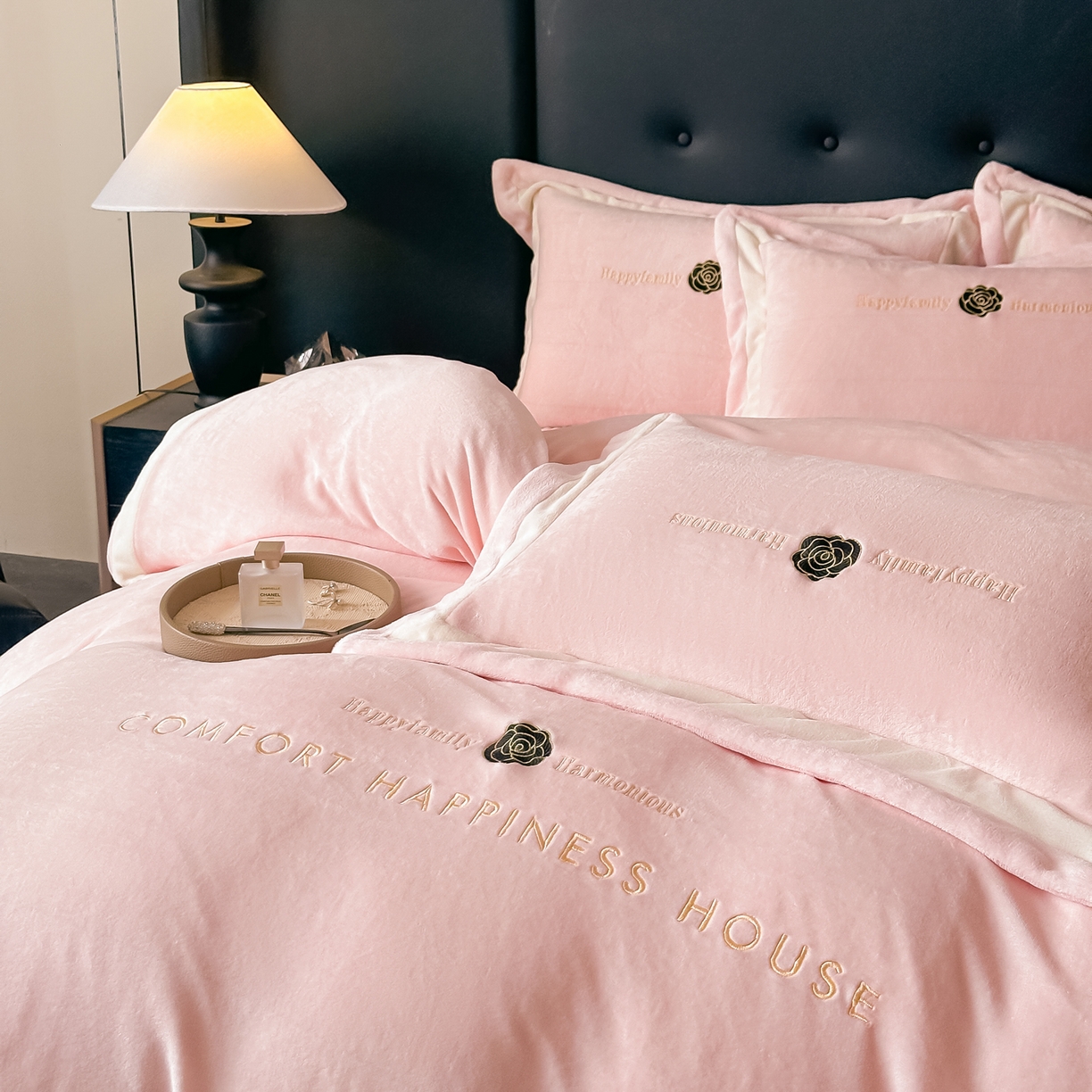 91家纺网 家纺一手货源 找家纺 （总）富米莱（原臻工厂） 2025新品热卖双拼刺锈牛奶绒床盖四件套拼角纯色