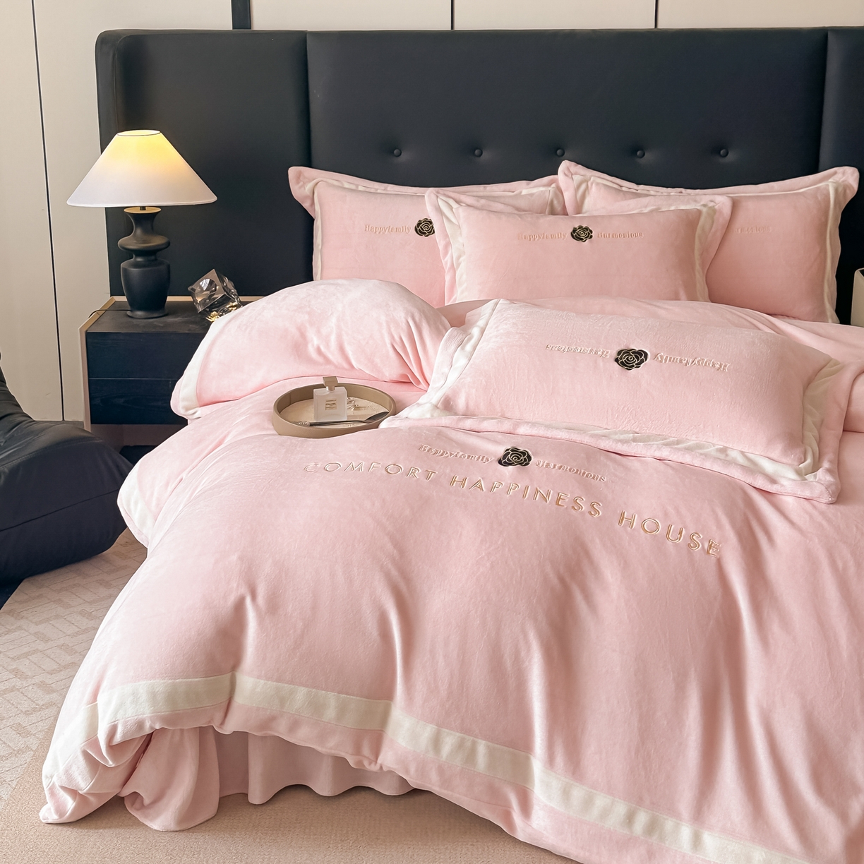 91家纺网 家纺一手货源 找家纺 （总）富米莱（原臻工厂） 2025新品热卖双拼刺锈牛奶绒床盖四件套拼角纯色