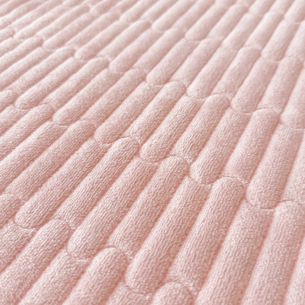 91家纺网 家纺一手货源 找家纺 （总）富米莱（原臻工厂） 2025新品热卖双拼刺锈牛奶绒床盖四件套拼角纯色