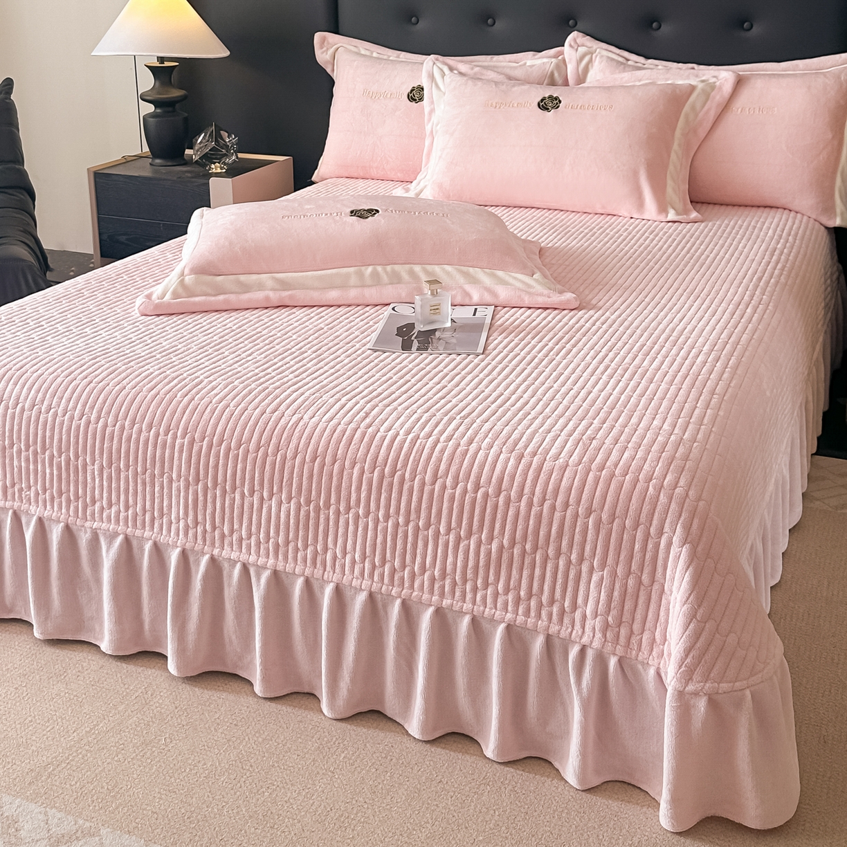 91家纺网 家纺一手货源 找家纺 （总）富米莱（原臻工厂） 2025新品热卖双拼刺锈牛奶绒床盖四件套拼角纯色