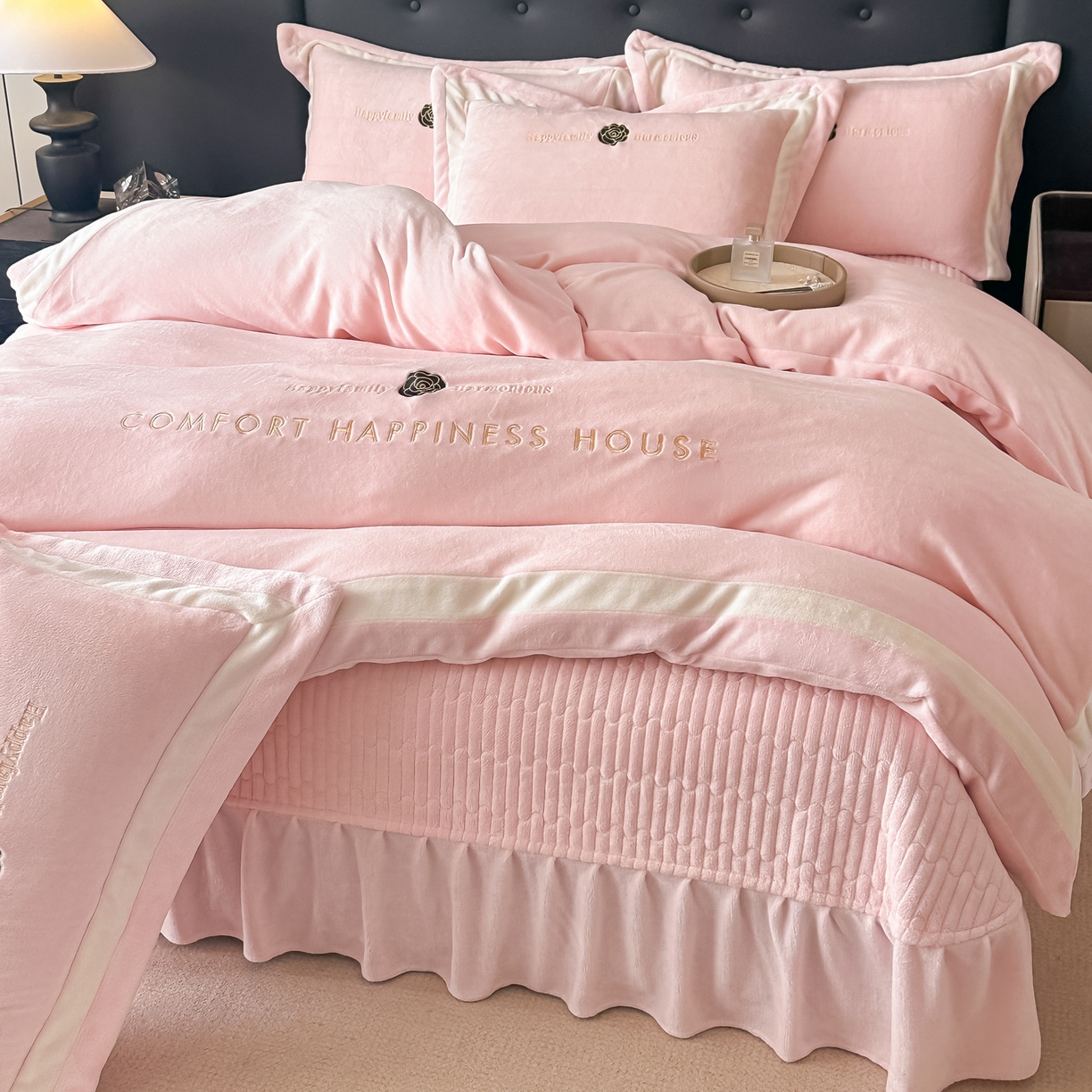 91家纺网 家纺一手货源 找家纺 （总）富米莱（原臻工厂） 2025新品热卖双拼刺锈牛奶绒床盖四件套拼角纯色