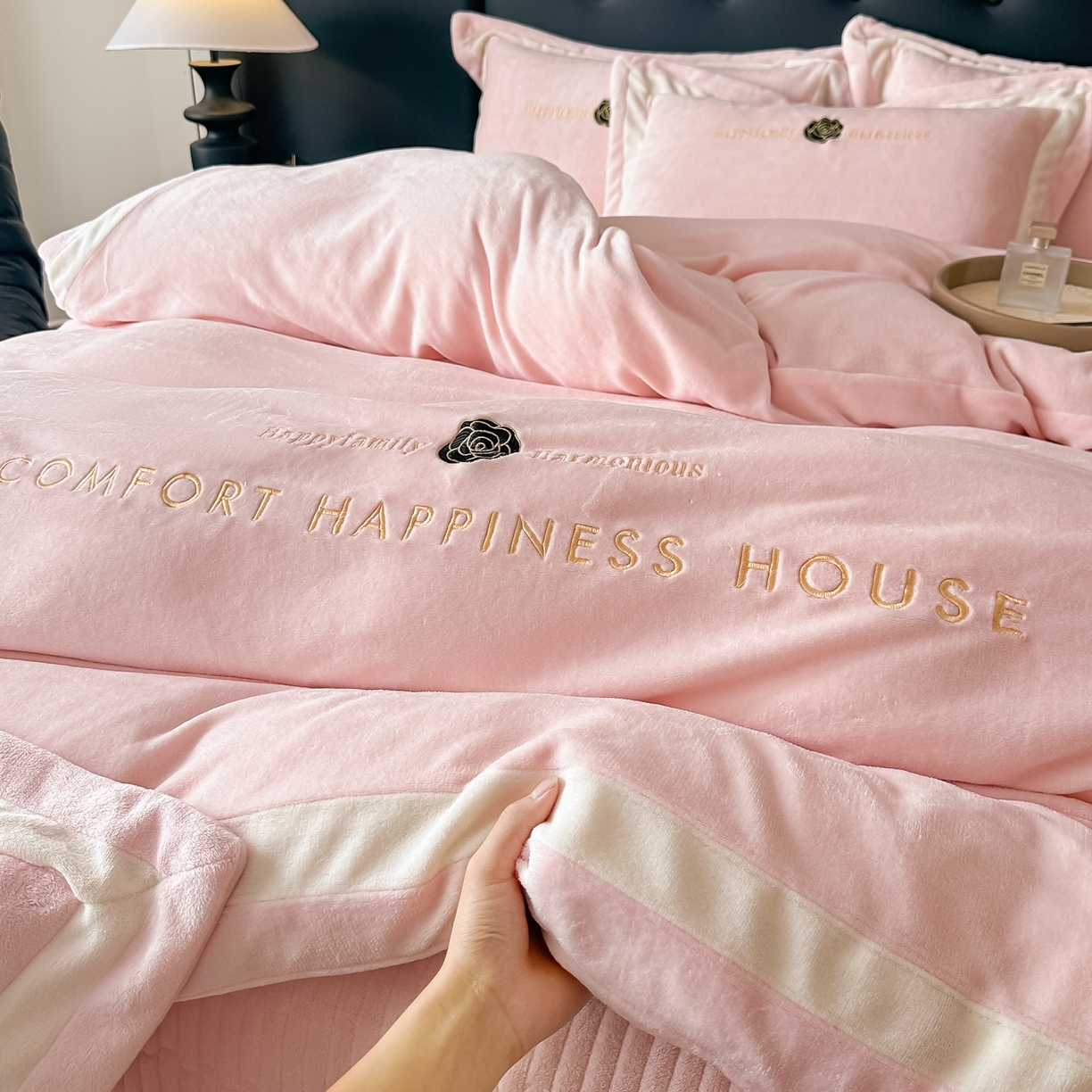 91家纺网 家纺一手货源 找家纺 （总）富米莱（原臻工厂） 2025新品热卖双拼刺锈牛奶绒床盖四件套拼角纯色