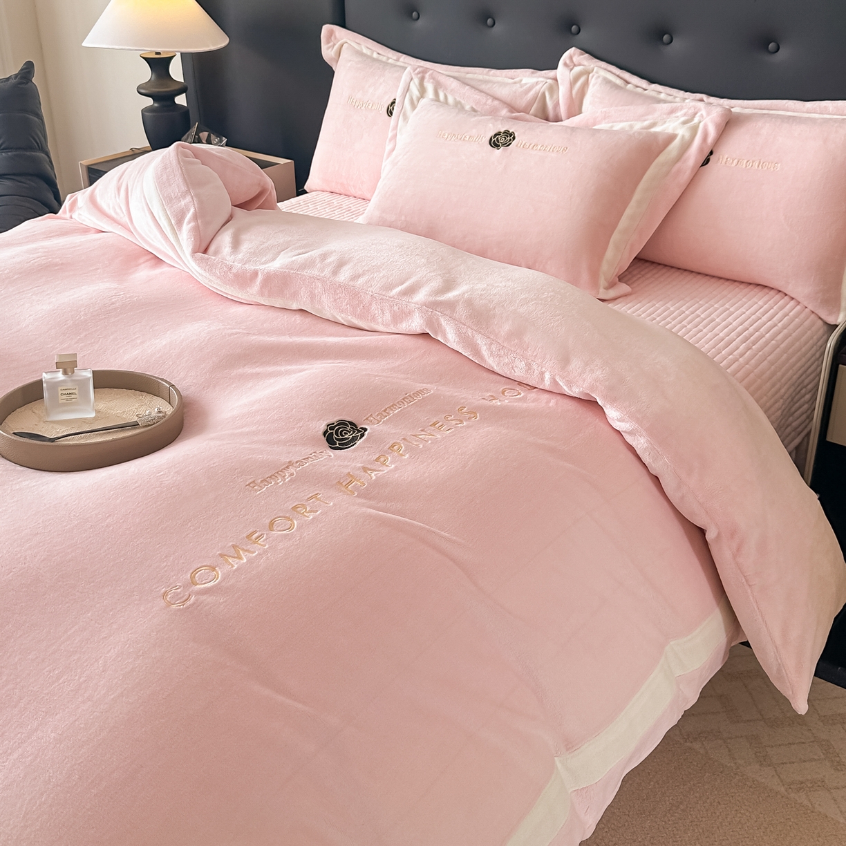 91家纺网 家纺一手货源 找家纺 （总）富米莱（原臻工厂） 2025新品热卖双拼刺锈牛奶绒床盖四件套拼角纯色