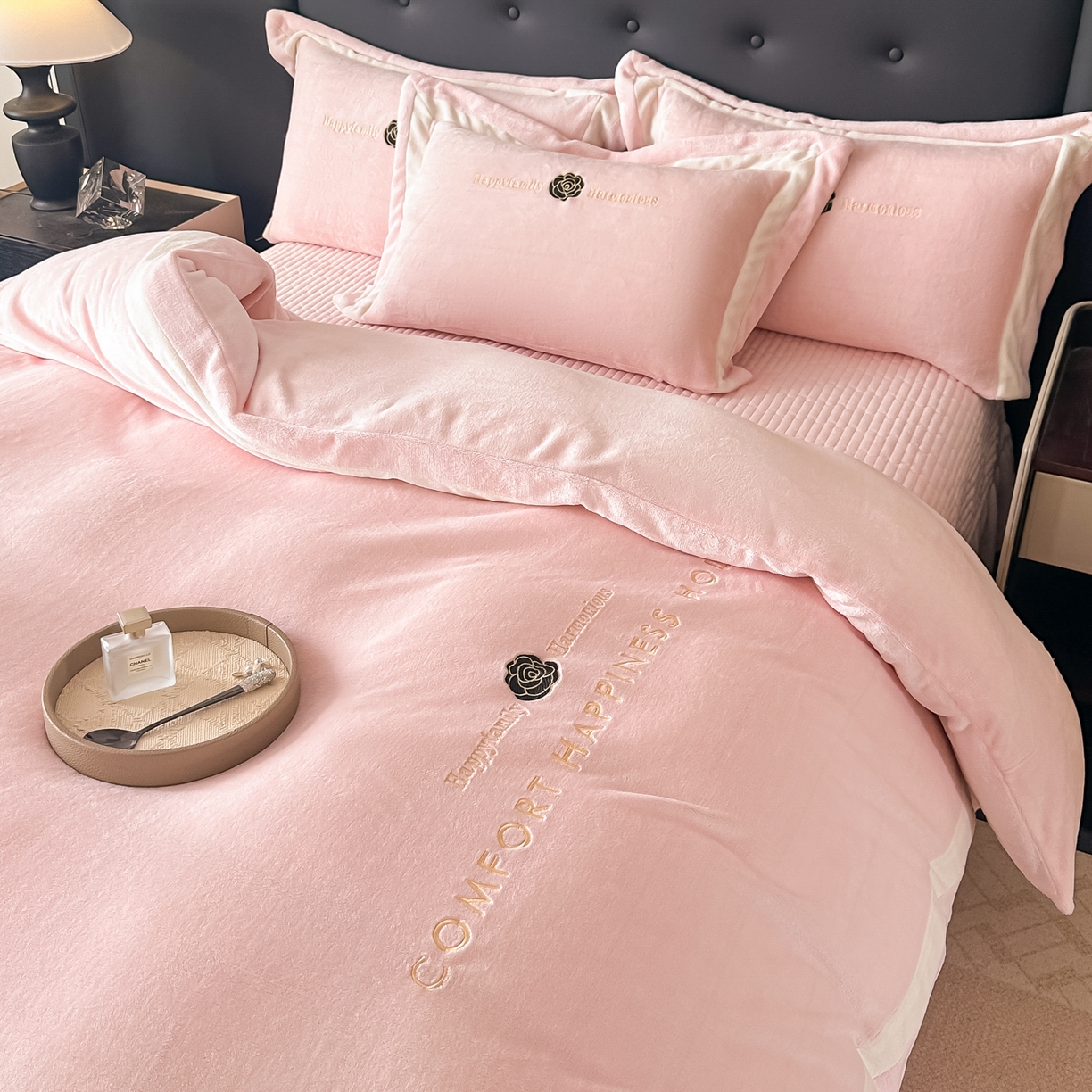 91家纺网 家纺一手货源 找家纺 （总）富米莱（原臻工厂） 2025新品热卖双拼刺锈牛奶绒床盖四件套拼角纯色