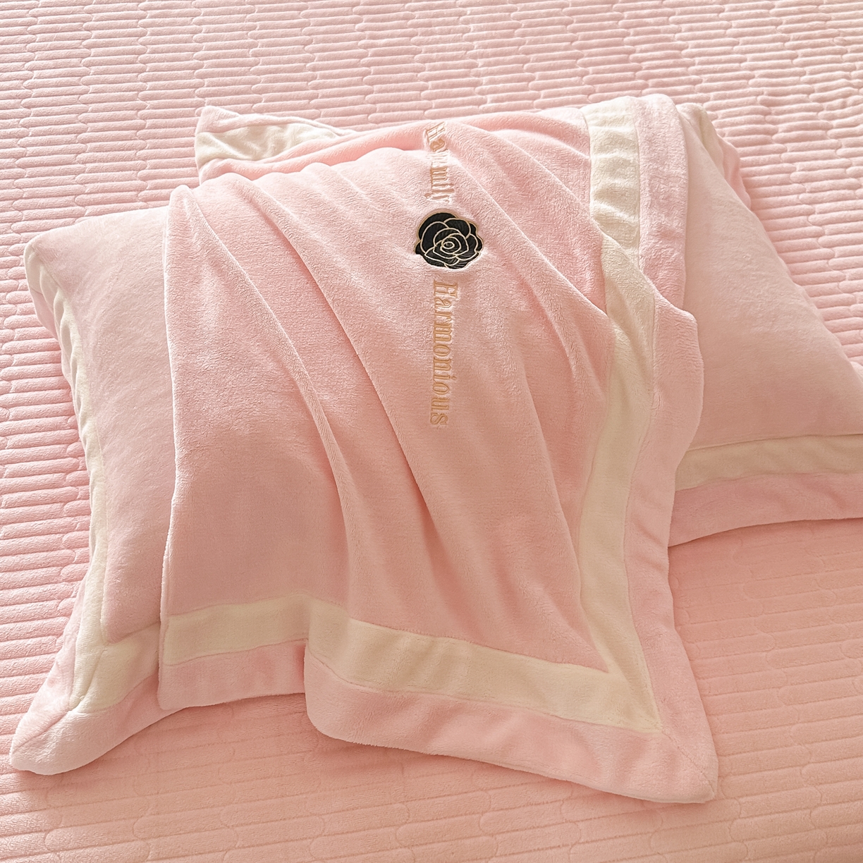 91家纺网 家纺一手货源 找家纺 （总）富米莱（原臻工厂） 2025新品热卖双拼刺锈牛奶绒床盖四件套拼角纯色