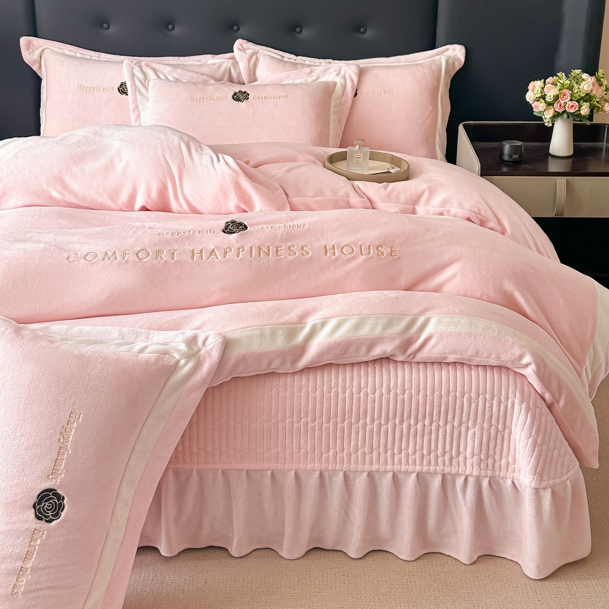 91家纺网 家纺一手货源 找家纺 （总）富米莱（原臻工厂） 2025新品热卖双拼刺锈牛奶绒床盖四件套拼角纯色