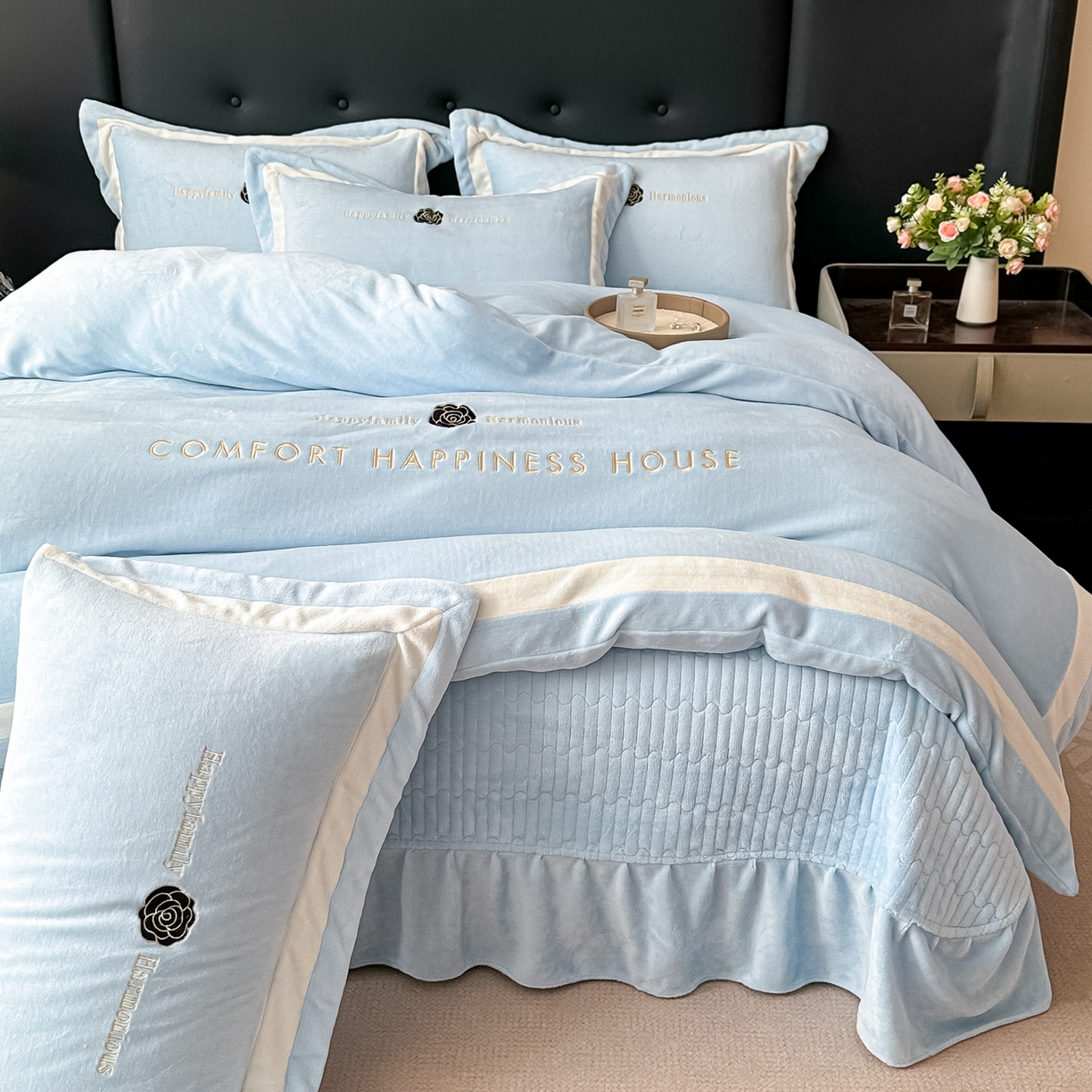 91家纺网 家纺一手货源 找家纺 （总）富米莱（原臻工厂） 2025新品热卖双拼刺锈牛奶绒床盖四件套拼角纯色