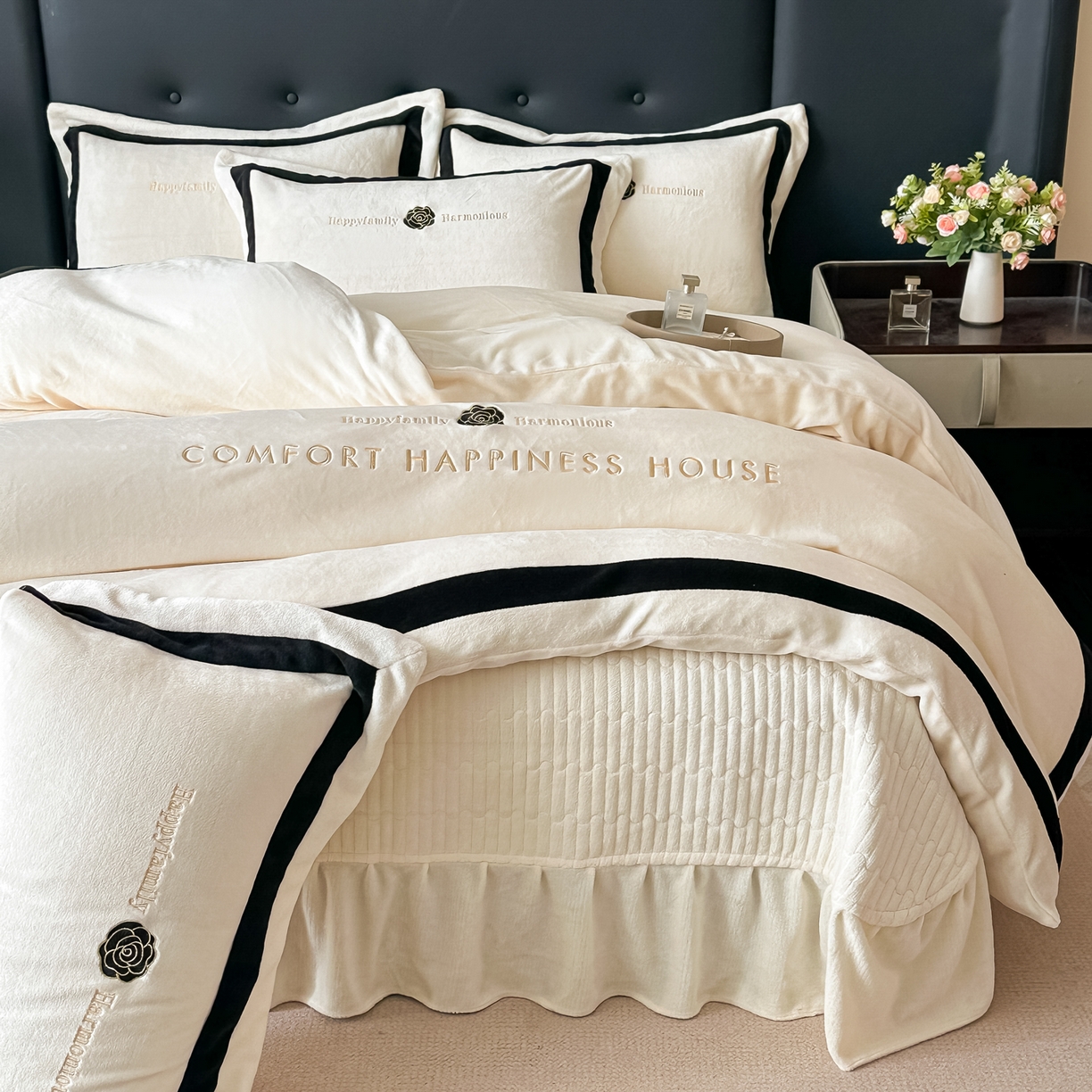 91家纺网 家纺一手货源 找家纺 （总）富米莱（原臻工厂） 2025新品热卖双拼刺锈牛奶绒床盖四件套拼角纯色