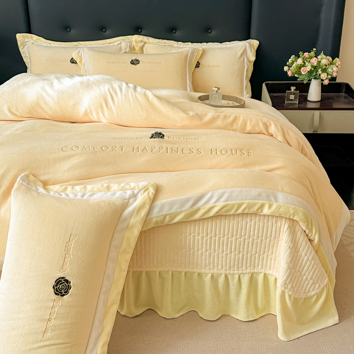 91家纺网 家纺一手货源 找家纺 （总）富米莱（原臻工厂） 2025新品热卖双拼刺锈牛奶绒床盖四件套拼角纯色