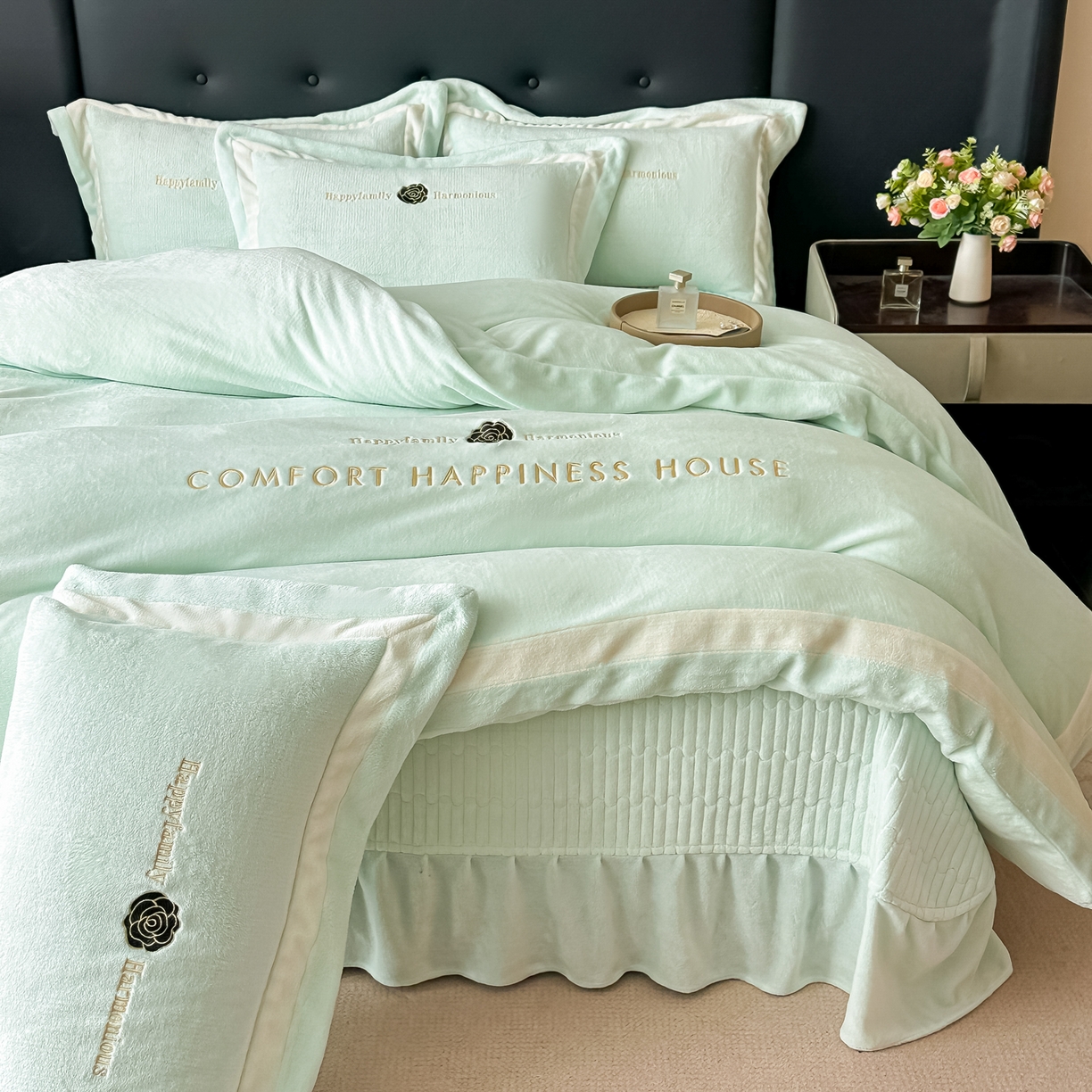 91家纺网 家纺一手货源 找家纺 （总）富米莱（原臻工厂） 2025新品热卖双拼刺锈牛奶绒床盖四件套拼角纯色