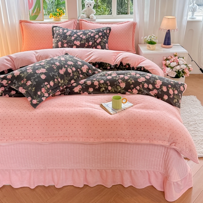 91家纺网 家纺一手货源 找家纺 梓之赫 2025新款保暖舒适牛奶绒印花夹棉床盖四件套 眷恋