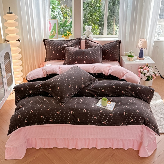 91家纺网 家纺一手货源 找家纺 梓之赫 2025新款保暖舒适牛奶绒印花夹棉床盖四件套 爱恋