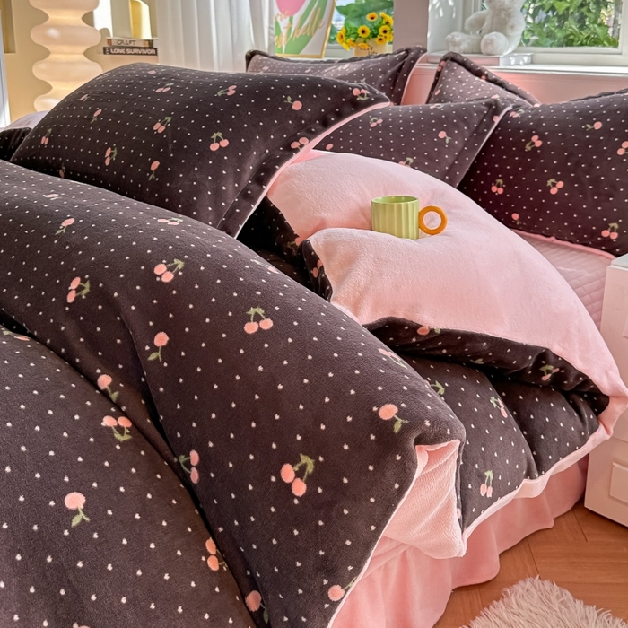 91家纺网 家纺一手货源 找家纺 梓之赫 2025新款保暖舒适牛奶绒印花夹棉床盖四件套 爱恋