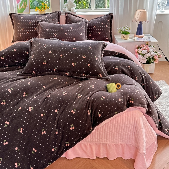 91家纺网 家纺一手货源 找家纺 梓之赫 2025新款保暖舒适牛奶绒印花夹棉床盖四件套 爱恋