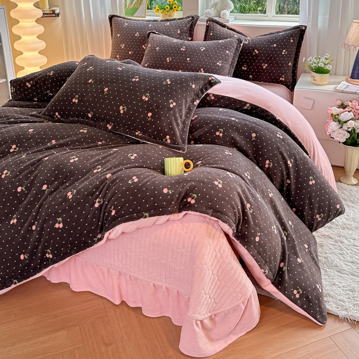 91家纺网 家纺一手货源 找家纺 梓之赫 2025新款保暖舒适牛奶绒印花夹棉床盖四件套 爱恋