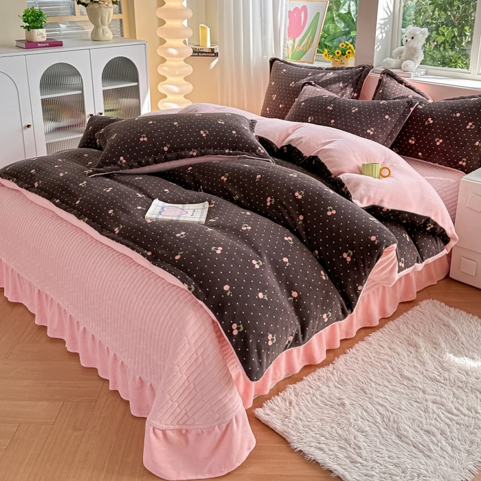 91家纺网 家纺一手货源 找家纺 梓之赫 2025新款保暖舒适牛奶绒印花夹棉床盖四件套 爱恋