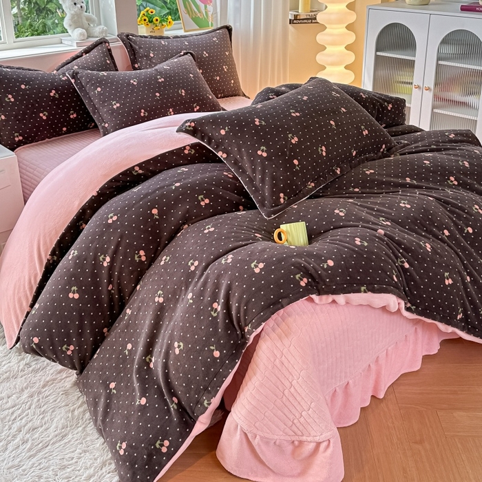 91家纺网 家纺一手货源 找家纺 梓之赫 2025新款保暖舒适牛奶绒印花夹棉床盖四件套 爱恋