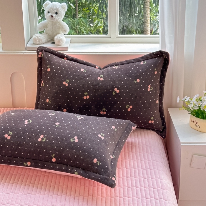 91家纺网 家纺一手货源 找家纺 梓之赫 2025新款保暖舒适牛奶绒印花夹棉床盖四件套 爱恋