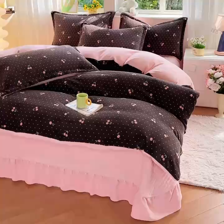 91家纺网 家纺一手货源 找家纺 梓之赫 2025新款保暖舒适牛奶绒印花夹棉床盖四件套 爱恋