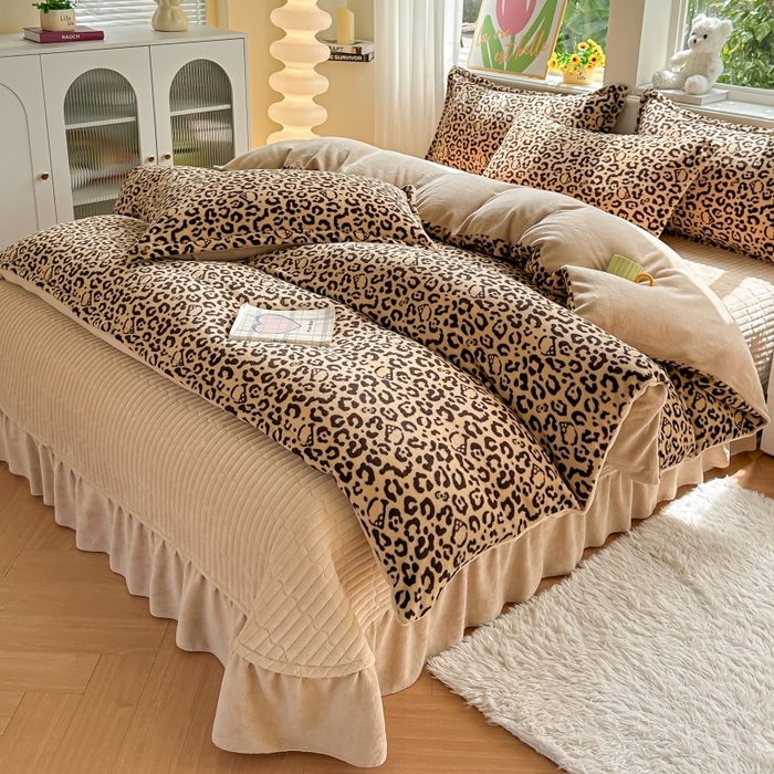 91家纺网 家纺一手货源 找家纺 梓之赫 2025新款保暖舒适牛奶绒印花夹棉床盖四件套 豹纹