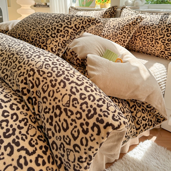 91家纺网 家纺一手货源 找家纺 梓之赫 2025新款保暖舒适牛奶绒印花夹棉床盖四件套 豹纹