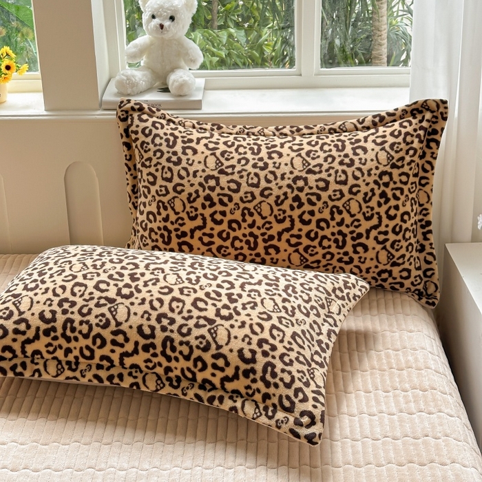 91家纺网 家纺一手货源 找家纺 梓之赫 2025新款保暖舒适牛奶绒印花夹棉床盖四件套 豹纹