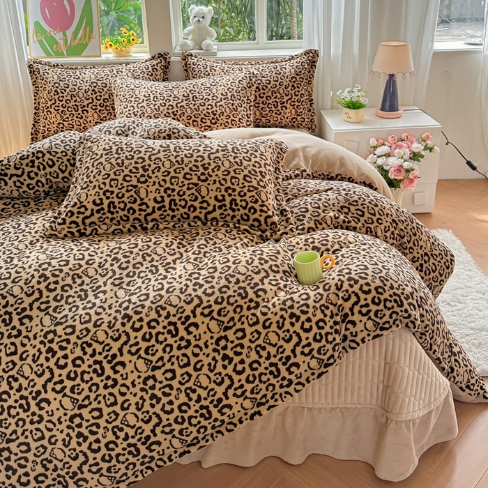 91家纺网 家纺一手货源 找家纺 梓之赫 2025新款保暖舒适牛奶绒印花夹棉床盖四件套 豹纹