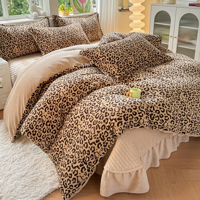 91家纺网 家纺一手货源 找家纺 梓之赫 2025新款保暖舒适牛奶绒印花夹棉床盖四件套 豹纹