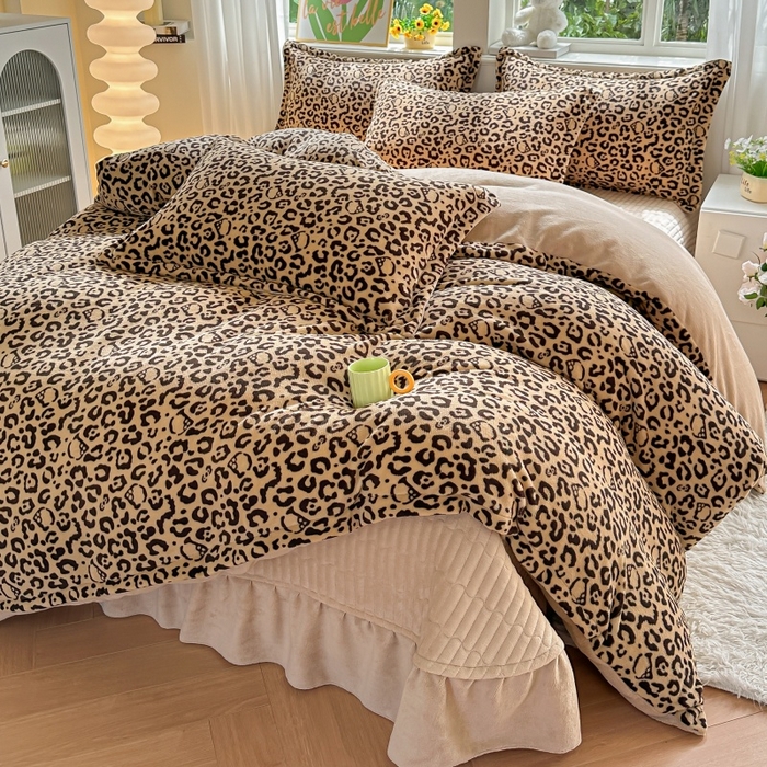 91家纺网 家纺一手货源 找家纺 梓之赫 2025新款保暖舒适牛奶绒印花夹棉床盖四件套 豹纹