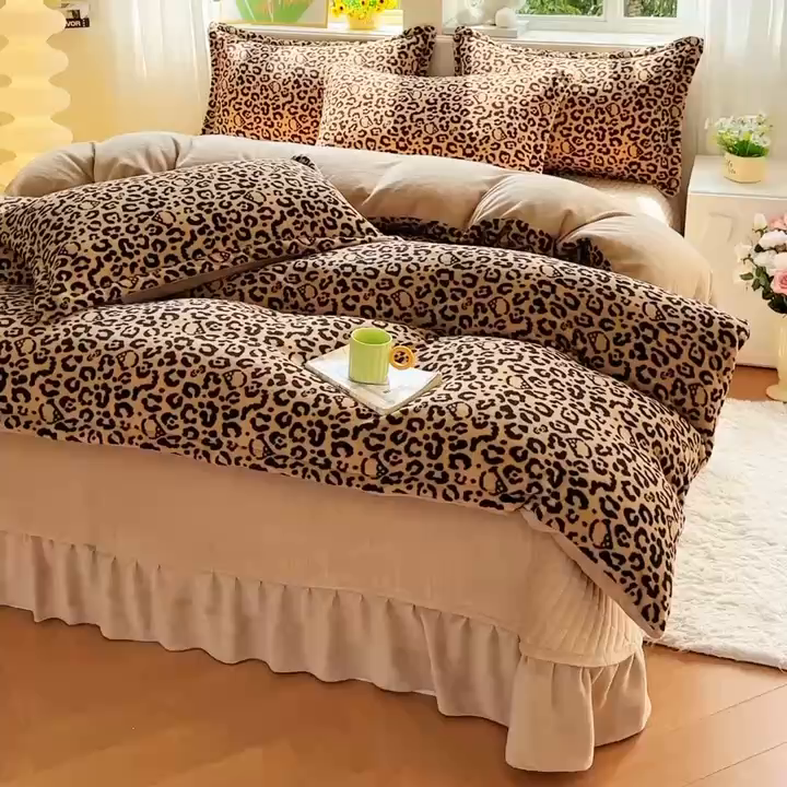 91家纺网 家纺一手货源 找家纺 梓之赫 2025新款保暖舒适牛奶绒印花夹棉床盖四件套 豹纹