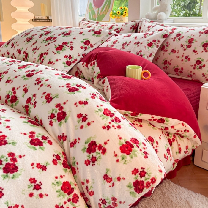 91家纺网 家纺一手货源 找家纺 梓之赫 2025新款保暖舒适牛奶绒印花夹棉床盖四件套 花盏-白