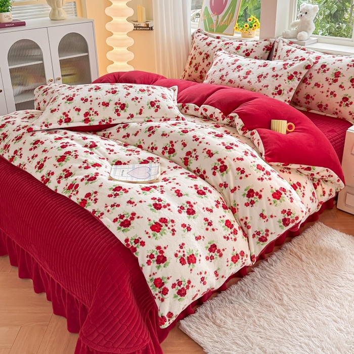 91家纺网 家纺一手货源 找家纺 梓之赫 2025新款保暖舒适牛奶绒印花夹棉床盖四件套 花盏-白