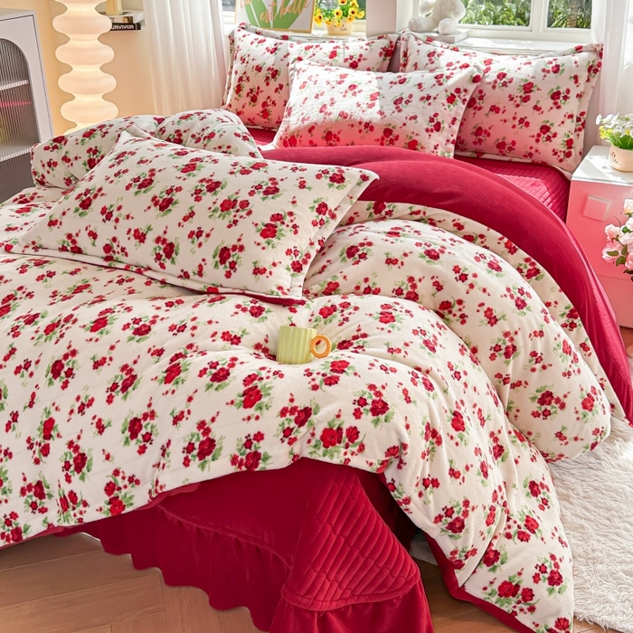 91家纺网 家纺一手货源 找家纺 梓之赫 2025新款保暖舒适牛奶绒印花夹棉床盖四件套 花盏-白