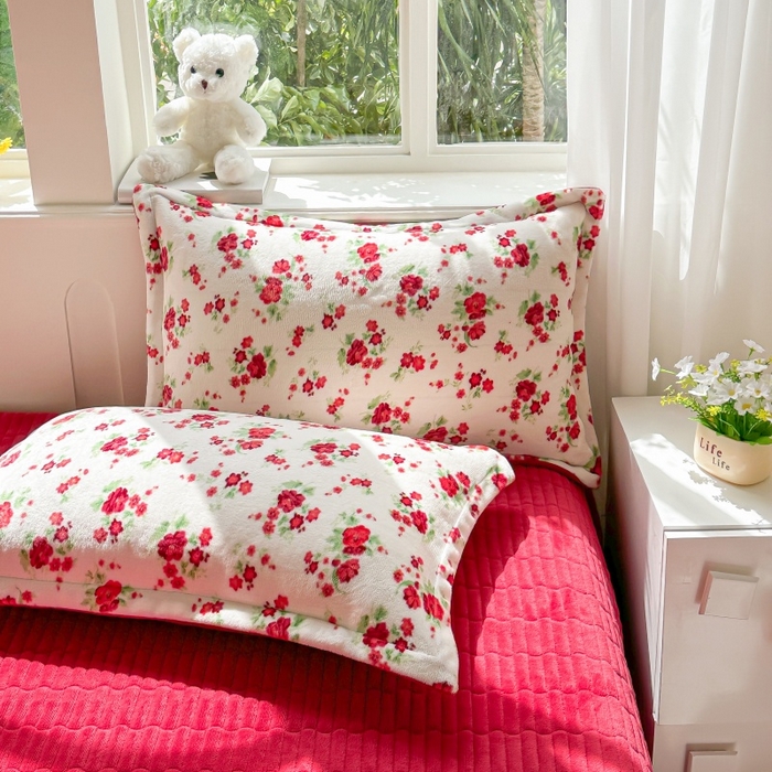 91家纺网 家纺一手货源 找家纺 梓之赫 2025新款保暖舒适牛奶绒印花夹棉床盖四件套 花盏-白