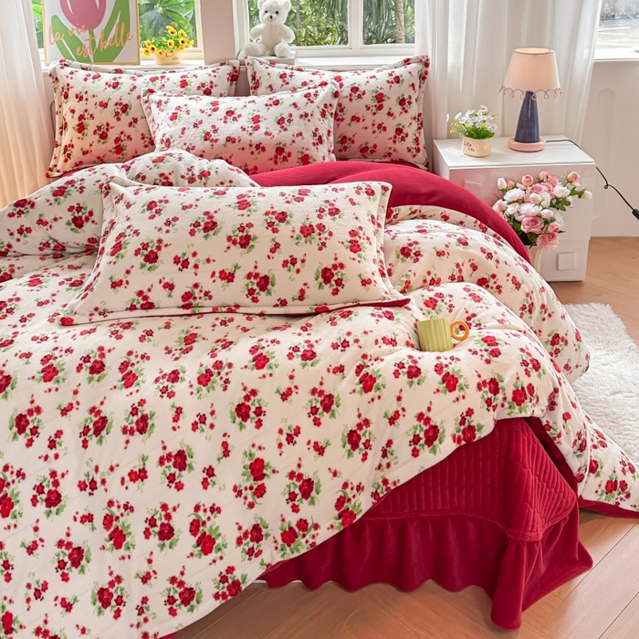 91家纺网 家纺一手货源 找家纺 梓之赫 2025新款保暖舒适牛奶绒印花夹棉床盖四件套 花盏-白