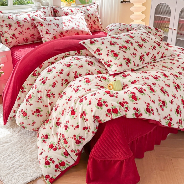 91家纺网 家纺一手货源 找家纺 梓之赫 2025新款保暖舒适牛奶绒印花夹棉床盖四件套 花盏-白